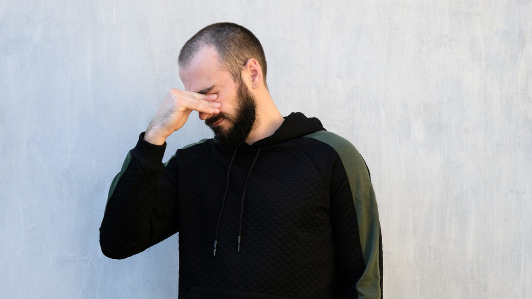 גבר נפגע בעין, פגיעה בעיניים גבר נפגע בעין, פגיעה בעיניים