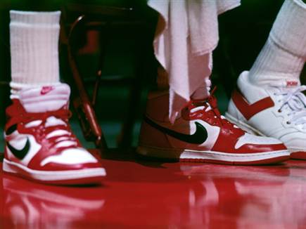 מייקל ג'ורדן עם נעליי ה-Air Jordan הישנות. הביקוש עבורן רוקע שחקים (צילום: ספורט 5)