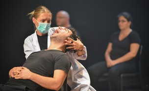ליה פלדמן בהצגה שיח חירשים (צילום: שי בן אפרים,  יח"צ)