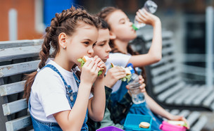 ילדים אוכלים בהפסקת אוכל בבית ספר (צילום: shutterstock by EZ-Stock Studio)