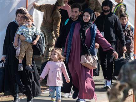 פליטים עוזבים את אפגניסטן. למצולמים אין קשר לכתבה (getty) (צילום: ספורט 5)