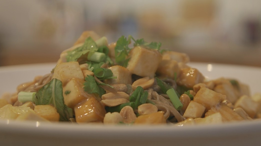 סלט אטריות סובה ברוטב טחינה יפני סלט אטריות סובה ברוטב טחינה יפני