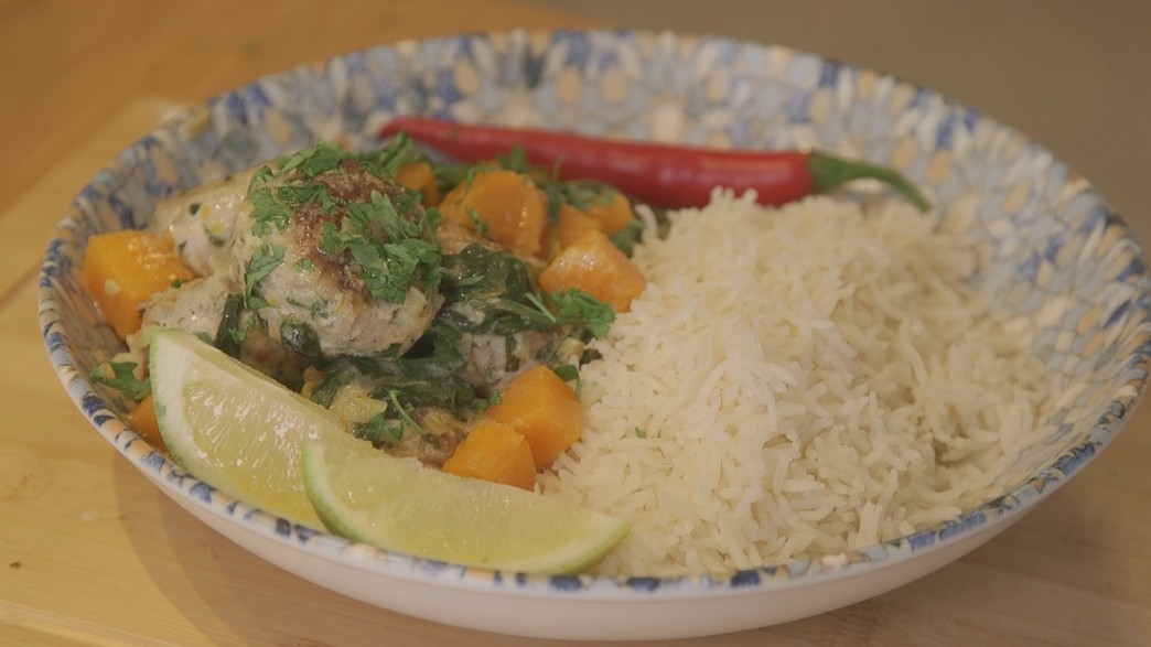 סיר קציצות דגים בקארי ירוק ועשבי תיבול סיר קציצות דגים בקארי ירוק ועשבי תיבול