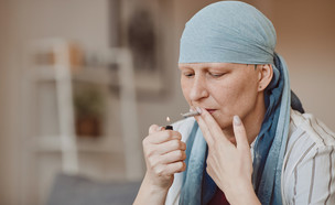 אישה חולת סרטן מעשנת (צילום: SeventyFour, shutterstock)