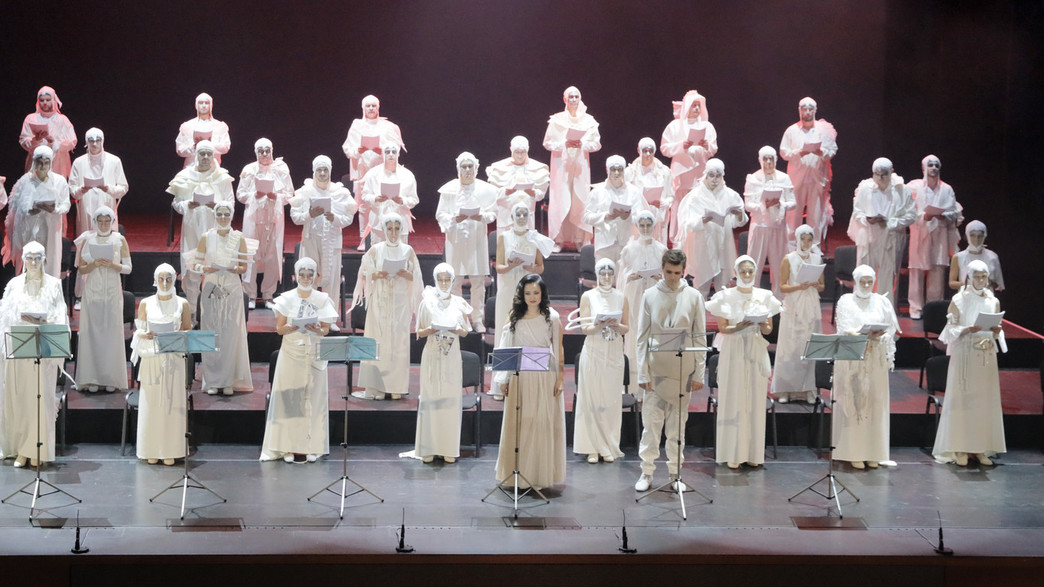 היצירה "אלפא ואומגה" בבית האופרה "הליקון" ברוסיה