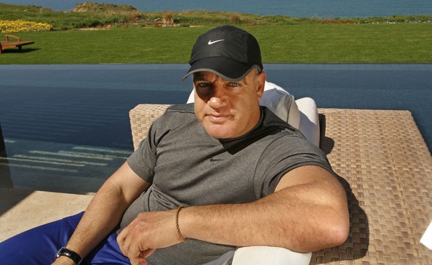 עידן עופר בביתו בארסוף