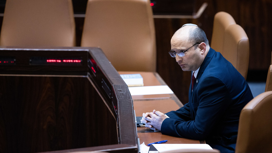 נפתלי בנט יושב בכנסת