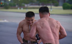 תצוגת שרירים של חיילים צפון קוריאנים (צילום: רויטרס)