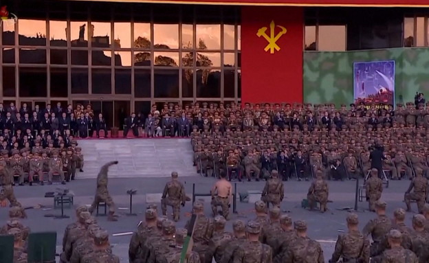 תצוגת שרירים של חיילים צפון קוריאנים (צילום: רויטרס)