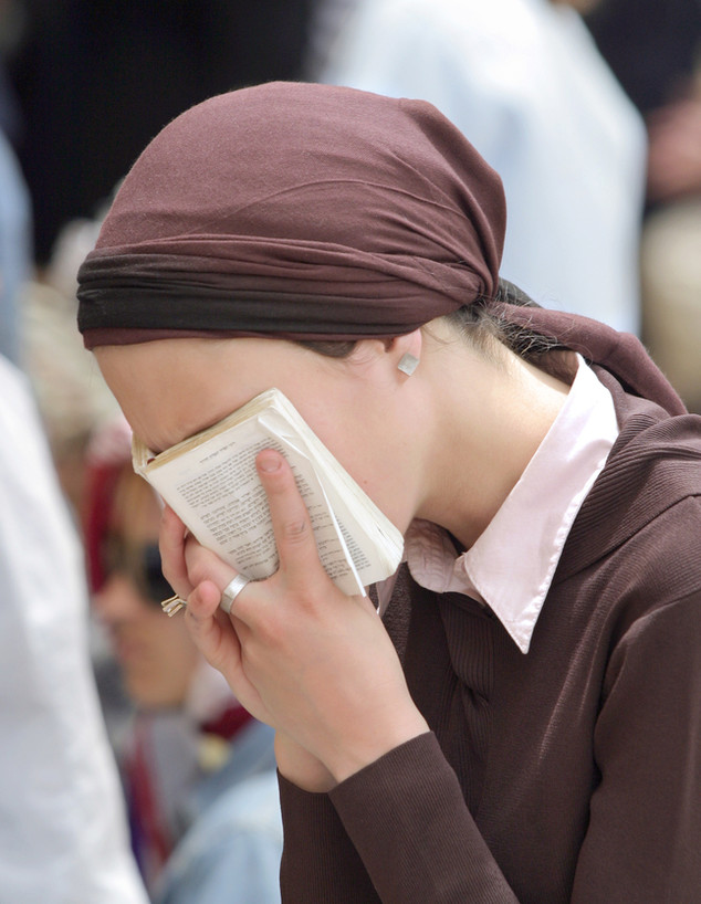 אישה מתפללת (אילוסטרציה: By Dafna A.meron, shutterstock)