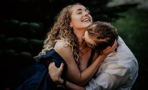 זוג מתנשק (אילוסטרציה: Victoria Priessnitz, unsplash)