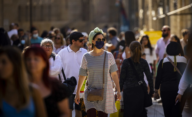 אנשים הולכים ברחוב עם מסכות (צילום: אוליבר פיסוטי, פלאש/90 )