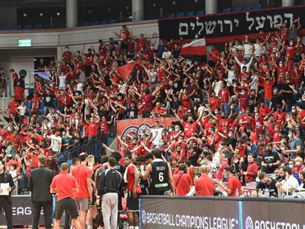 הקהל שכן הגיע הערב לארנה (ברני ארדוב)