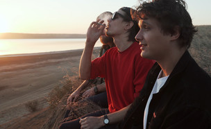 חברים מעשנים (צילום: shutterstock)