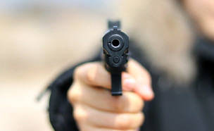 אילוסטרציה, אקדח (צילום: Hyejin Kang, Shutterstock)