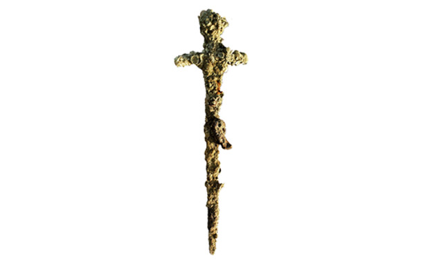 חרב של אביר בת 900 שנים נמצאה בחוף הכרמל (צילום: אנסטסיה שפירו, רשות העתיקות)