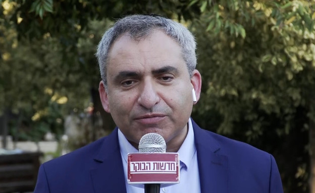 שר השיכון זאב אלקין על התו הירוק.