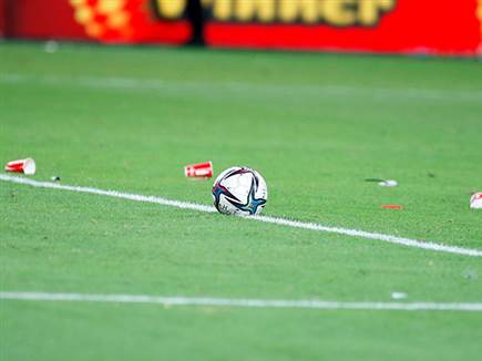 אך המחצית השנייה התאפיינה בזריקת חפצים מביציע (אלן שיבר)