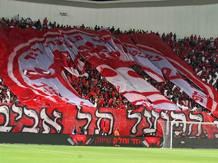 האוהדים משני המחנות סיפקו תצוגה נהדרת במחצית הראשונה (אלן שיבר)