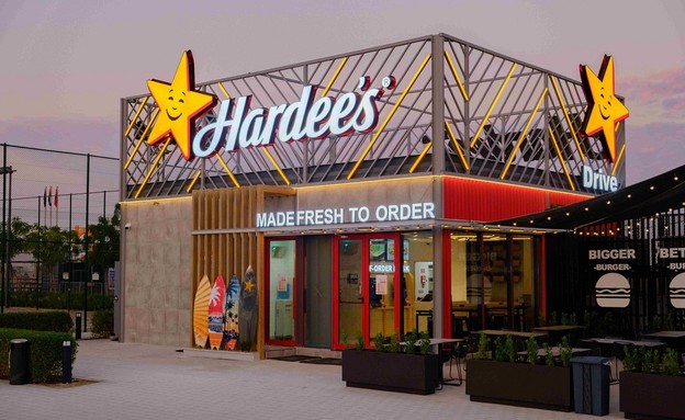 סניף של רשת הארדי'ס באמירויות (צילום: Hardee’s Restaurants LLC)