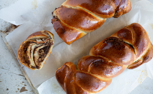 עוגת שמרים עם שקדים ותמרים - דוגמניות