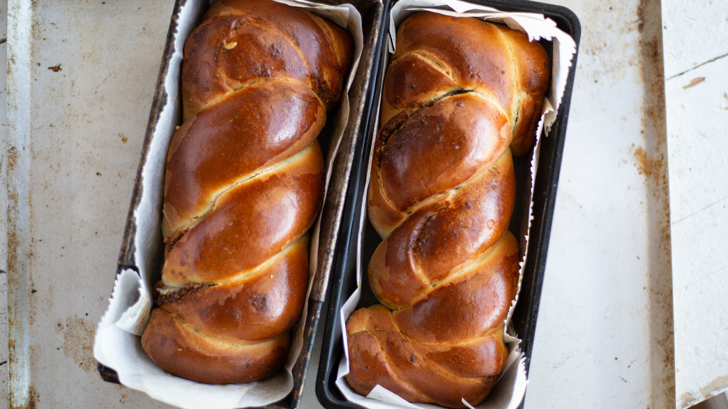 עוגת שמרים עם שקדים ותמרים