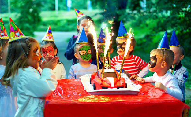 ילדה מול עוגת יום הולדת (צילום: Shutterstock)