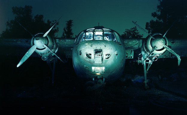 תערוכת יסוד בודד יצירה של נתי הוקי ותום אריאל מטוס ״הרקולס״ (צילום: במצלמת פילם)