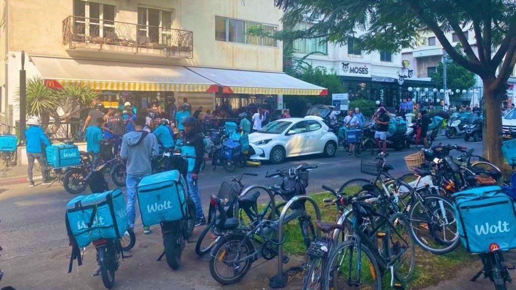 שליחי וולט מחוץ לאחד מסניפי מקדונלדס בתל אביב שליחי וולט מחוץ לאחד מסניפי מקדונלדס בתל אביב