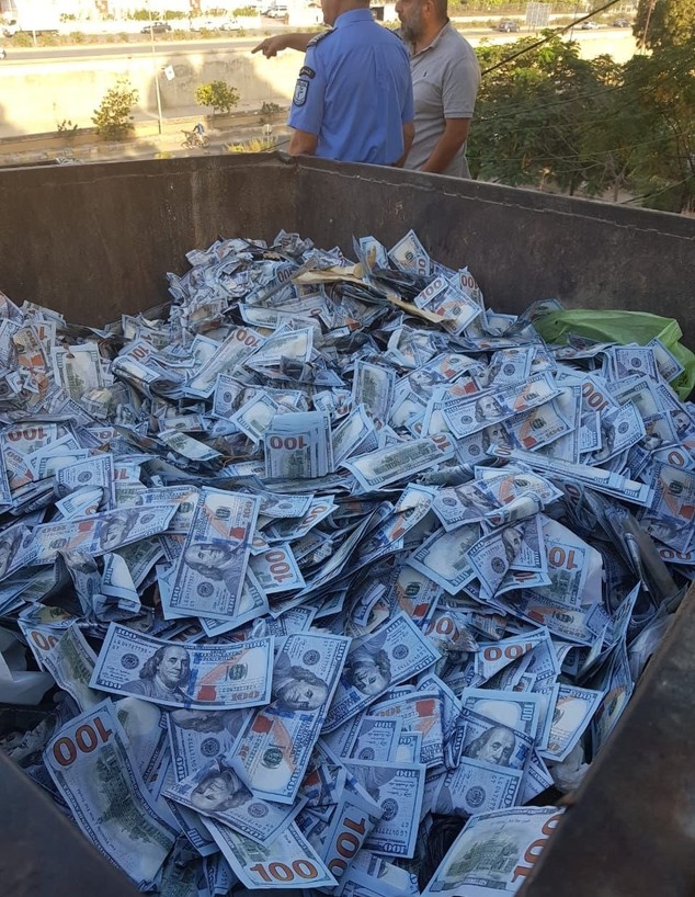 שטרות מזויפים של 100 דולר בתוך פח אשפה בלבנון