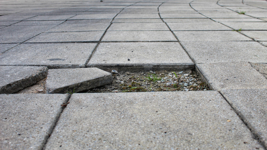 מרצפת שבורה, מדרכה שבורה מרצפת שבורה, מדרכה שבורה