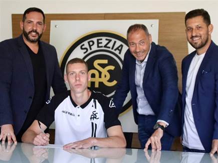 במעמד החתימה בספציה. "למדתי להבין את המשחק בצורה הרבה יותר טובה"