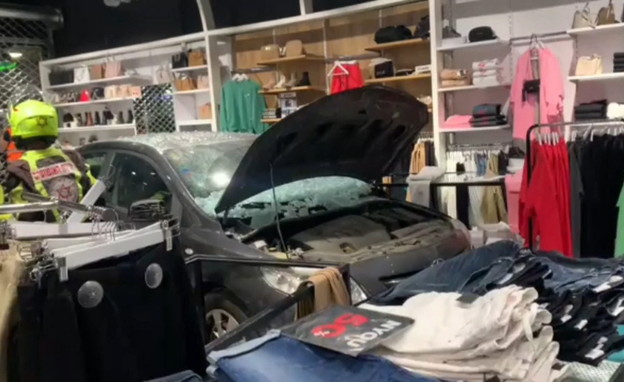 רכב איבד שליטה ונכנס בחנות בגדים  (צילום: כבאות והצלה)