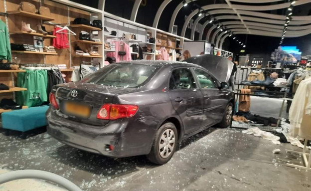 רכב איבד שליטה ונכנס בחנות בגדים (צילום: 970 - חיפה החרדית)