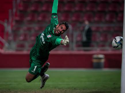 גד עמוס. הוציא שלושה כדורים מהרשת (מאור אלקסלסי)