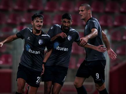 לוגסי חוגג (במרכז) עם שער ובישול (מאור אלקסלסי)