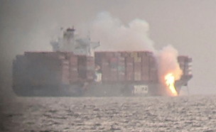 שרפה על ספינת משא של צים מול חופי קנדה (צילום: reuters)