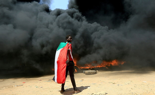 אזרחים מוחים בסודן (צילום: reuters)