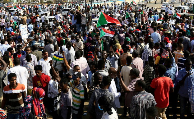 אזרחים מוחים בסודן (צילום: reuters)