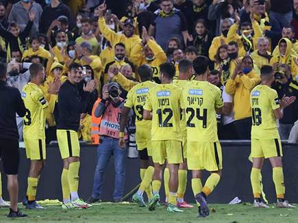 ושלח את שחקני בית"ר לחגוג עם האוהדים ביציע (דני מרון)