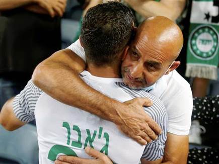 האב נביל מחבק אחרי הצמד מול הפועל ירושלים (אלן שיבר)