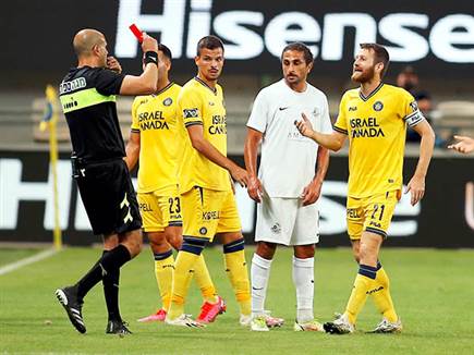 זה התחיל רע עבור הצהובים עם הרחקה מוקדמת של שרן ייני (אלן שיבר)