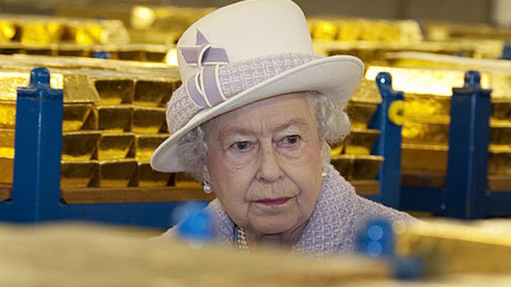 המלכה אליזבת' מבקרת בבנק של אנגליה (צילום: Eddie Mulholland/Daily Telegraph, GettyImages IL)