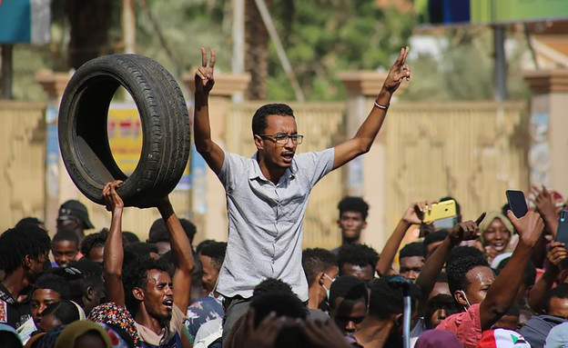 הפגנות בסודן נגד הצבא אחרי ההפיכה הצבאית (צילום: AP)