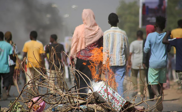 אזרחים ברחובות לאחר ההפיכה הצבאית בסודן (צילום: AP)