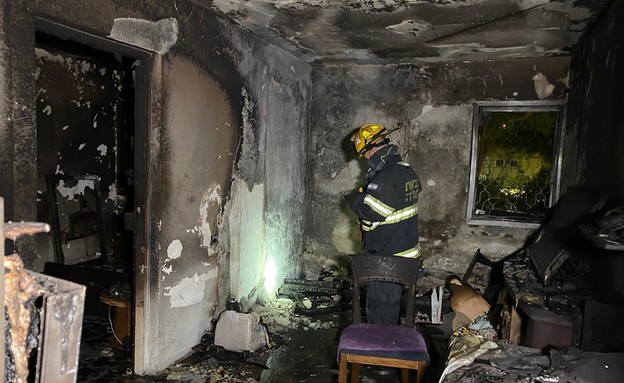 שרפה פרצה בבניין מגורים בראש העין  (צילום: N12)