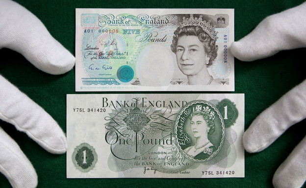 דיוקן המלכה אליזבת' על שטר של חמישה פאונד מול שטר ישן של פאונד אחד (צילום: Oli Scarff, Getty Images)