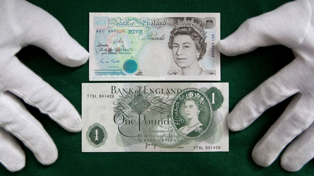 דיוקן המלכה אליזבת' על שטר של חמישה פאונד מול שטר ישן של פאונד אחד (צילום: Oli Scarff, Getty Images)