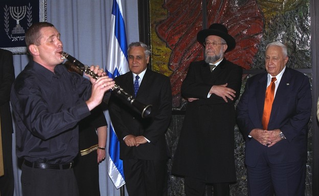 הרב ישראל מאיר לאו, אריאל שרון ומשה קצב, 2002 (צילום: עמוס בן גרשום, לע"מ)