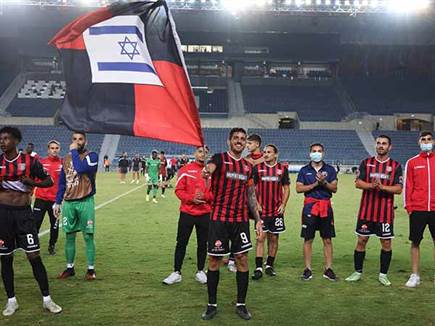 חוגג עם הדגל (דני מרון)